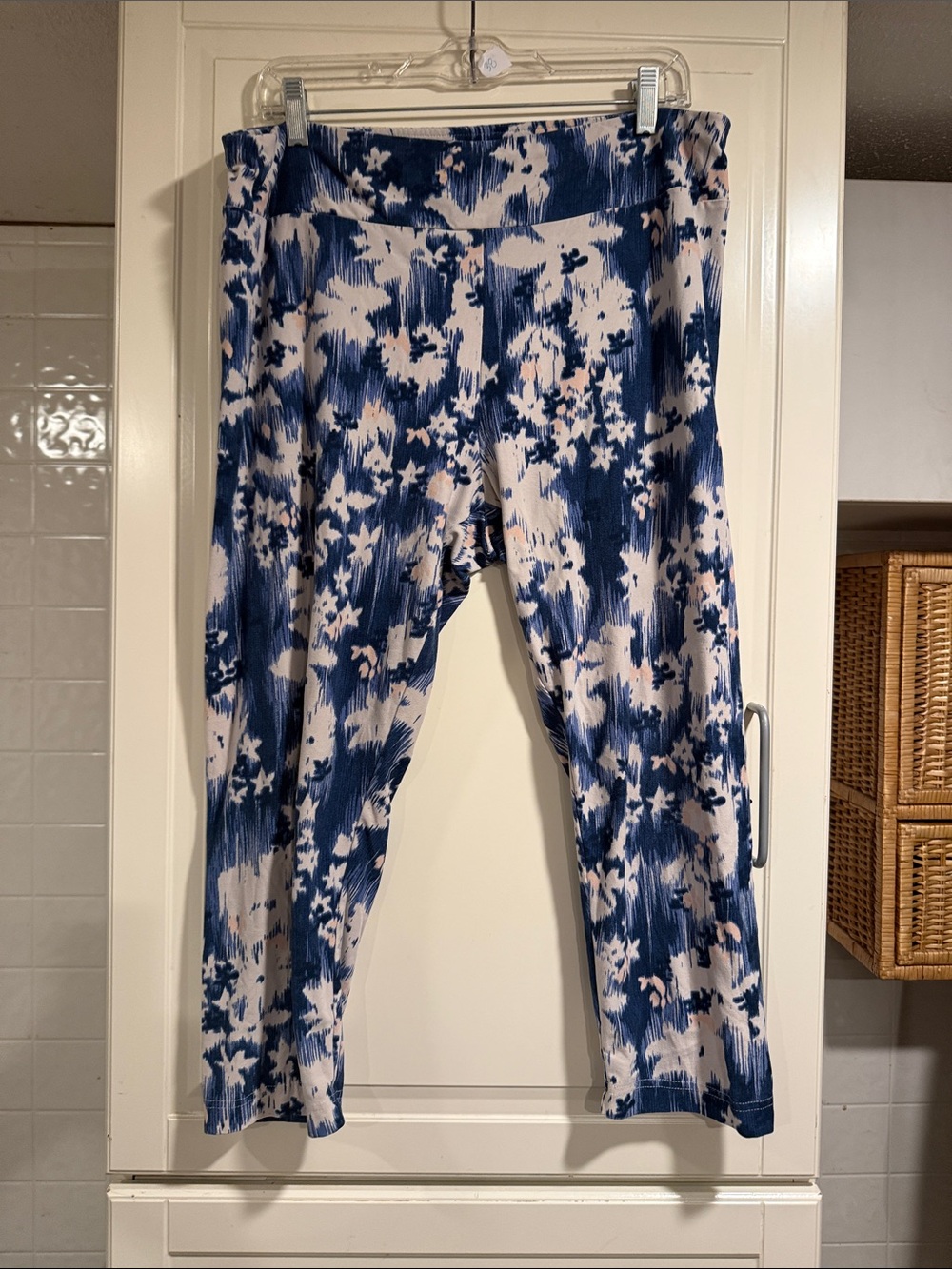 Time and Tru Blue and White Floral Print Leggings